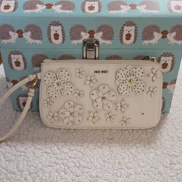 NINE WEST 3D FLORAL WRISTLET - Picture 1 of 6